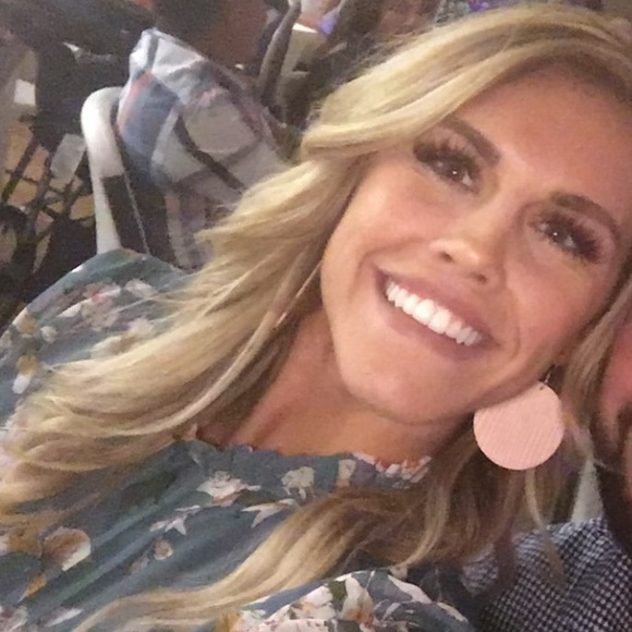 Meet your Posher, Courtney - Picture 1 of 1